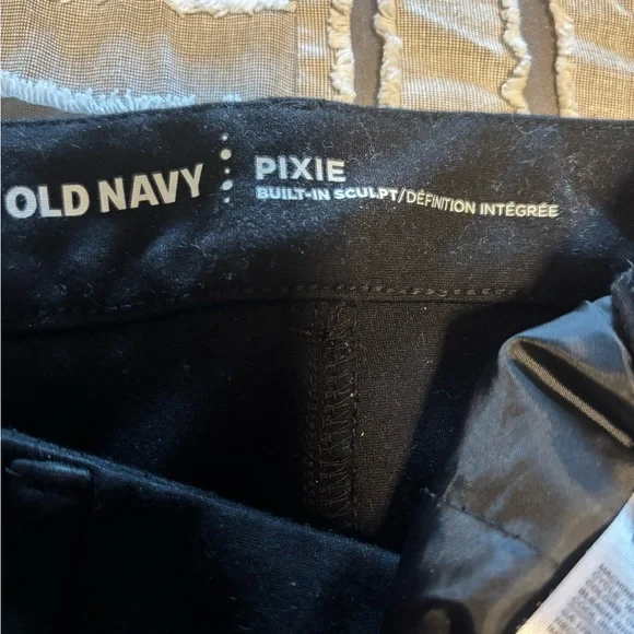Old Navy Women’s Black Pixie Pants Size 8 - Picture 2 of 5